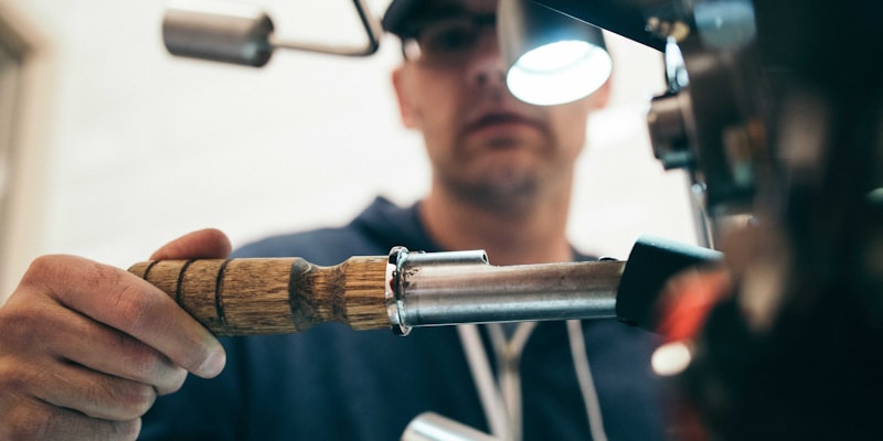 深度专题封面：体育科技行业分析报告与前沿资讯的图文排版展示